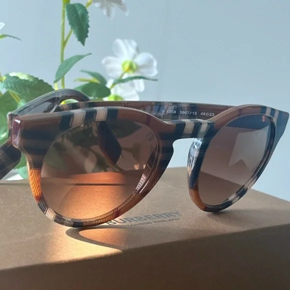 NWT Burberry Iconic Nova Check White, Red and Black Sunglasses - Picture 7 of 7